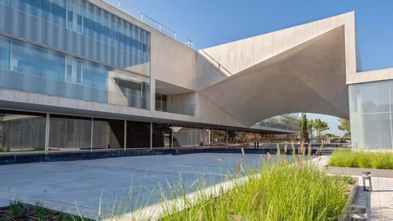 Campus del IESE a las afueras de Madrid / IESE