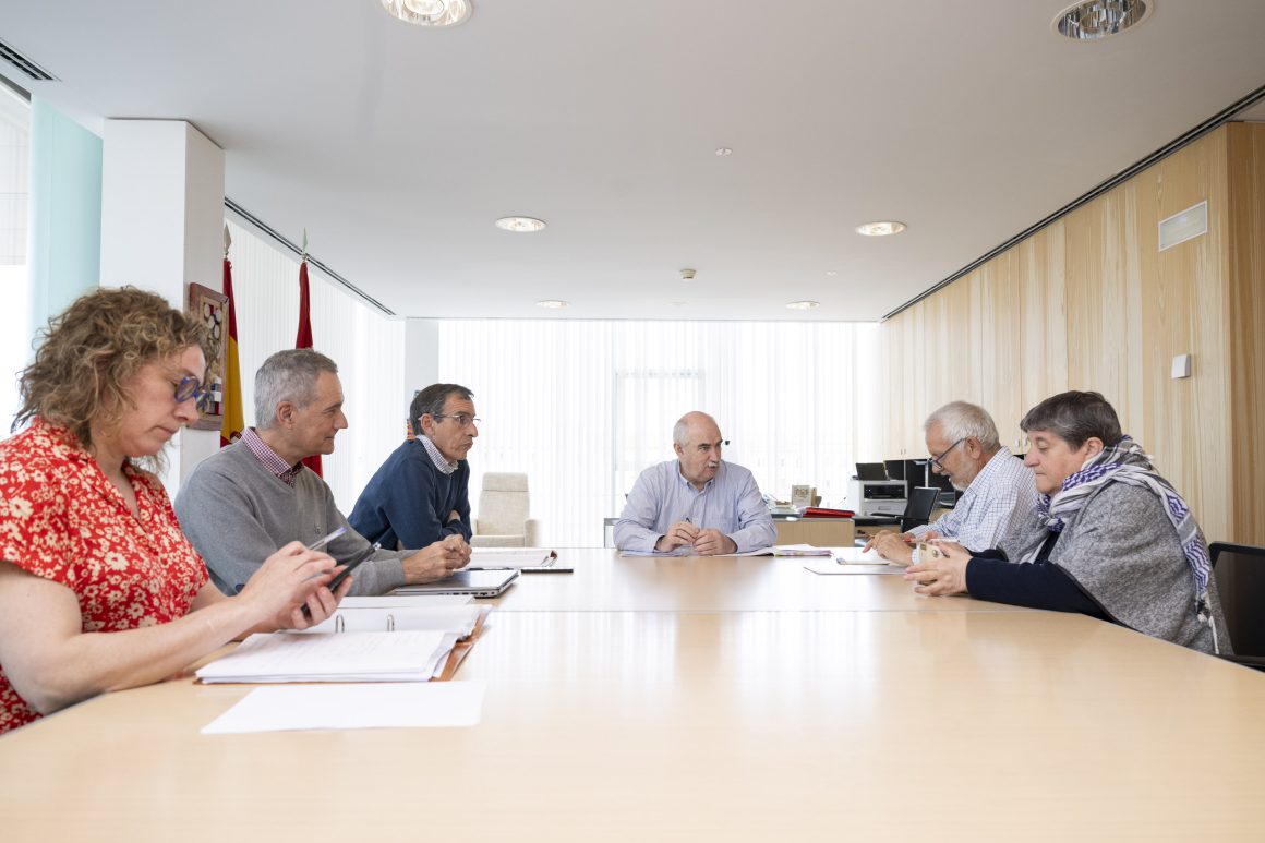 El consejero Aierdi, junto al director general de Agricultura, Ignacio Gil, en la reunión mantenida con la plataforma de defensa del patrimonio navarro.