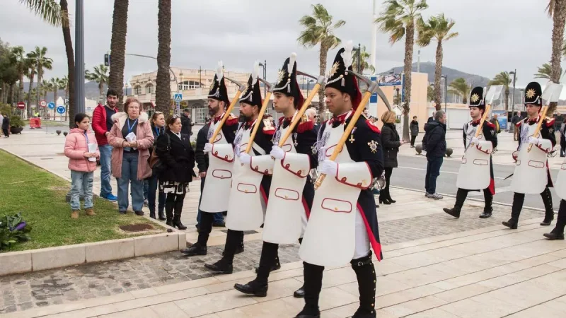 Granaderos marrajos desfilando. Ayuntamiento de Cartagena