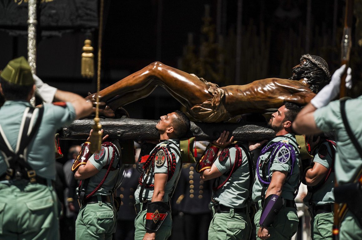 Desembarco del piquete de honores de la Legión y al traslado del Cristo de la Buena Muerte de la Cofradía de Mena
