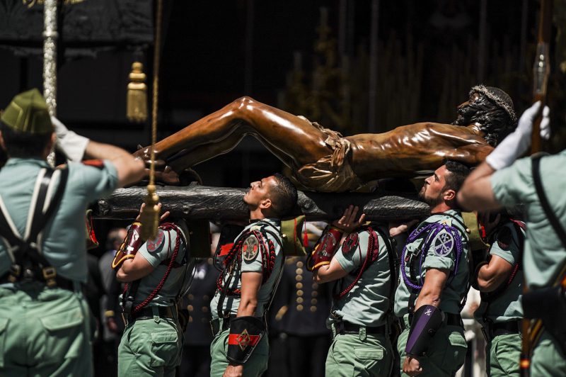 Desembarco del piquete de honores de la Legión y al traslado del Cristo de la Buena Muerte de la Cofradía de Mena
