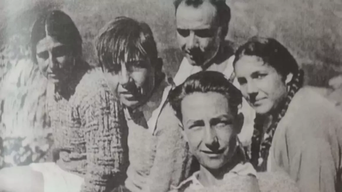 Matilde Landa, a la izquierda de la imagen, en Siete Picos, Sierra de Guadarrama (Madrid). Libro 'Matilde Landa. De la Institución Libre de Enseñanza a las prisiones franquistas'