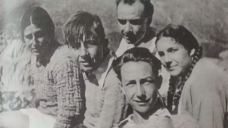 Matilde Landa, a la izquierda de la imagen, en Siete Picos, Sierra de Guadarrama (Madrid). Libro 'Matilde Landa. De la Institución Libre de Enseñanza a las prisiones franquistas'