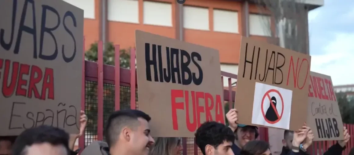 Manifestación de Revuelta contra el uso del hiyab en las aulas. Revuelta