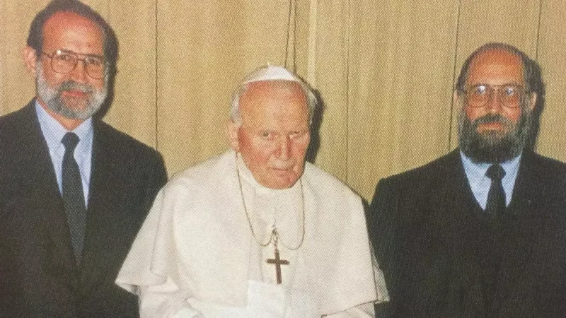El papa Juan Pablo II junto a el número dos del Sodalicio, Germán Doig (izq), y Luis Fernando Figari. Sodalitium