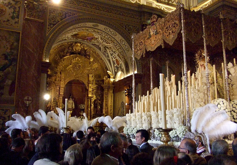 ElGris La Macarena La Virgen de la Macarena en su paso durante la mañana del Jueves Santo de la Semana Santa de 2013, Basílica de la Macarena.