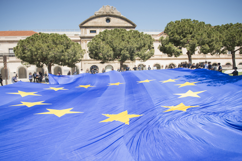 Barcelona desplega pel Dia d’Europa una gran bandera com a símbol de la pau, la cooperació i el diàleg