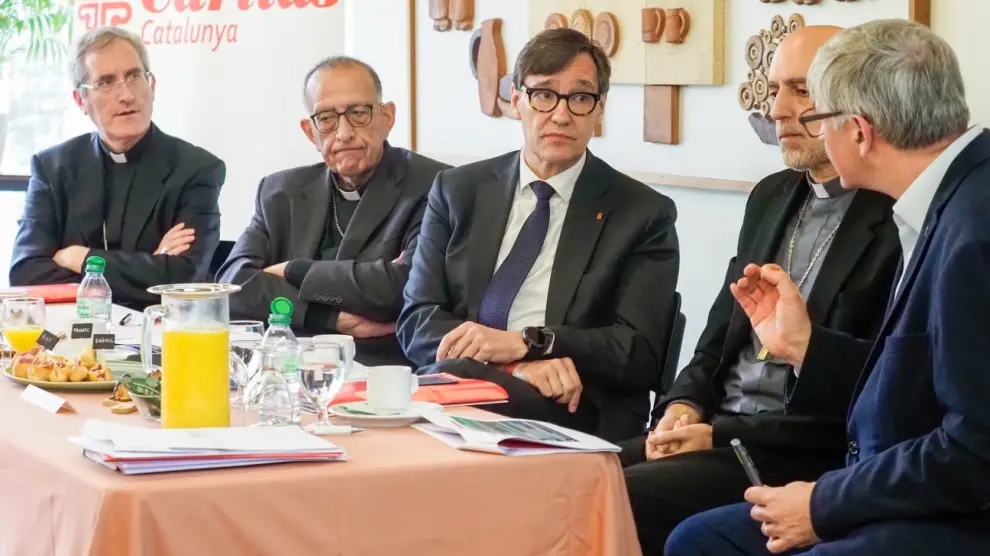 El presidente de la Generalitat, Salvador Illa, junto al cardenal arzobispo de Barcelona, Joan Josep Omella, el obispo de Sant Feliu, Xabier Gómez, el obispo auxiliar de Barcelona, Javier Vilanova, y el presidente de Càritas Catalunya, Salvador Busquets.CÀRITAS CATALUNYA