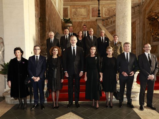 Los reyes Felipe y Letizia posan en la embajada de España en la Santa Sede, junto a la delegación española que asistirá hoy sábado al funeral del papa Francisco. (Casa Real)