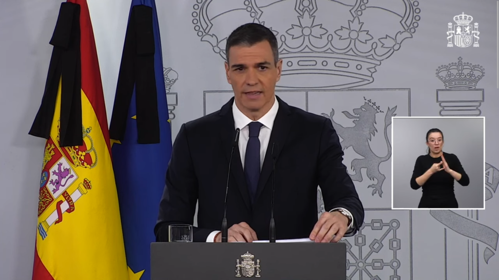 Pedro Sánchez durante una rueda de prensa con las banderas oficiales luciendo crespones negros por el luto oficial decretado ante el fallecimiento del papa católico. Imagen: La Moncloa