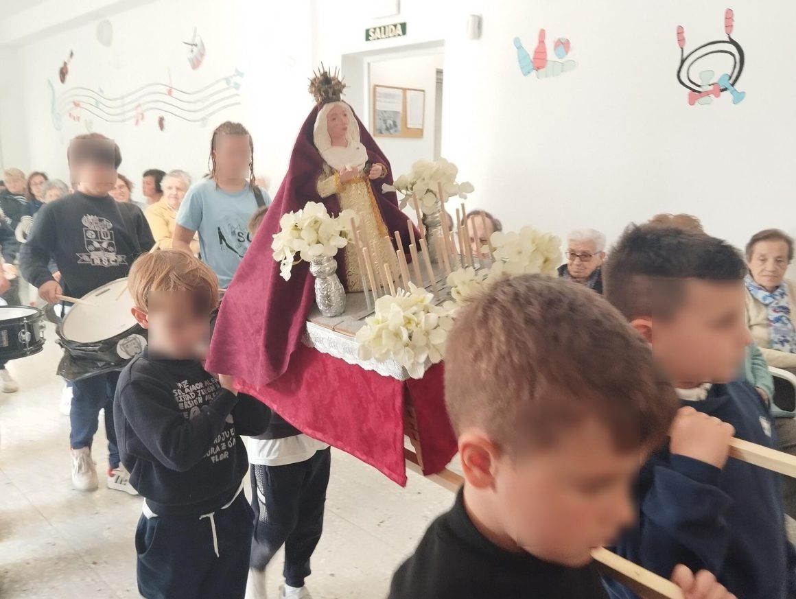Procesión en el Centro de Día de Puebla de la Calzada (Badajoz), protagonizada por los escolares de los colegios públicos de esta localidad. Fotografía: Ayuntamiento.