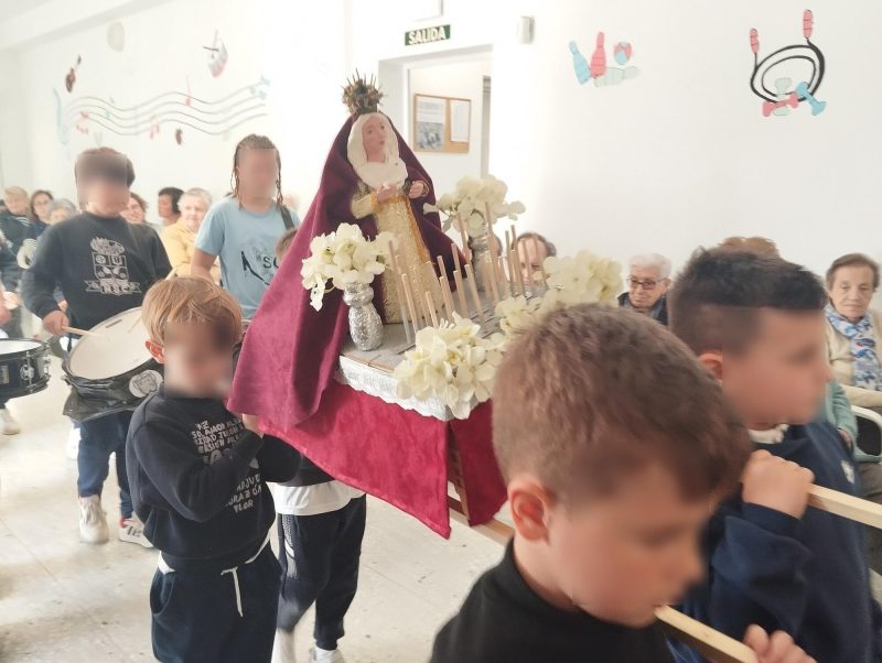 Procesión en el Centro de Día de Puebla de la Calzada (Badajoz), protagonizada por los escolares de los colegios públicos de esta localidad. Fotografía: Ayuntamiento.