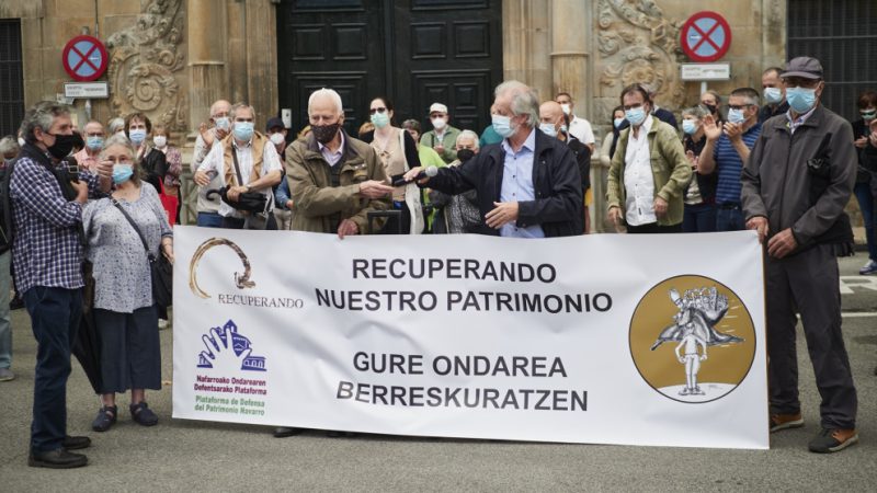 Un grupo de personas participa en una concentración contra las inmatriculaciones de la Iglesia en Pamplona.