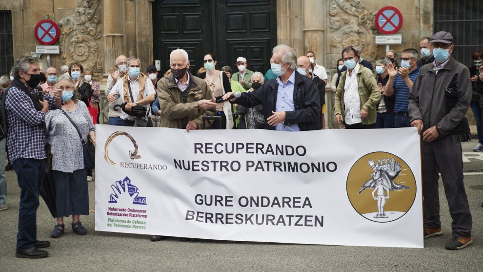 Un grupo de personas participa en una concentración contra las inmatriculaciones de la Iglesia en Pamplona.