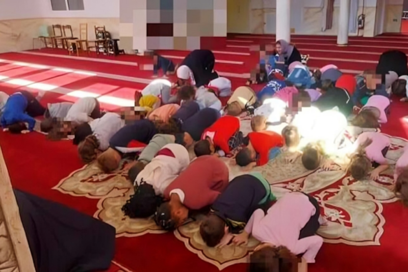 Niños rezan una oración musulmana. Redes sociales