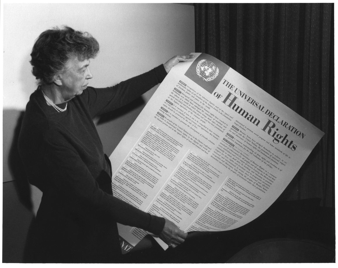 Eleanor Roosevelt lee la Declaración Universal de Derechos Humanos en 1949