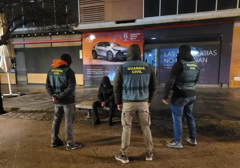 El sospechoso, rodeado por agentes de la Guardia Civil durante su detención en Granada. Guardia Civil