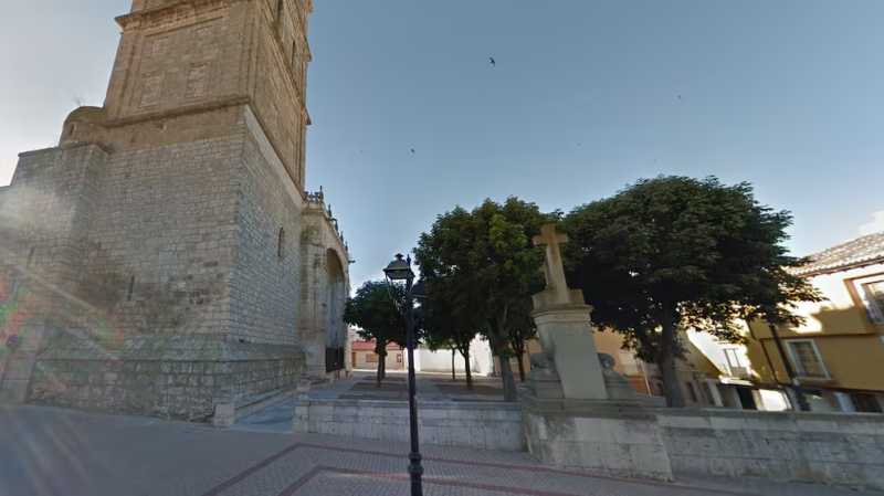 Cruz de los caídos situada en la Plaza de la Paz de Dueñas (Palencia) / Google Maps