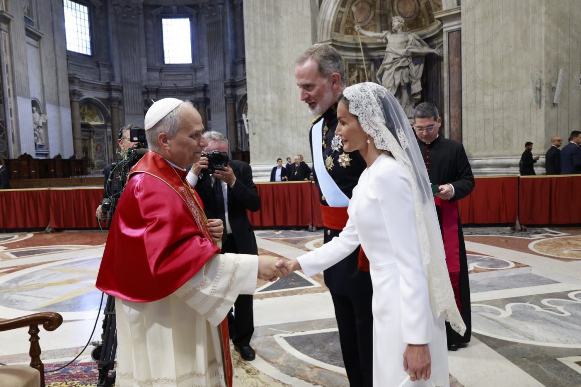 Don Letizia saluda a Su Santidad el Papa León XIV tras la Misa de inicio del Pontificado celebrada en la Plaza de San Pedro. Foto: © Casa de S.M. el Rey