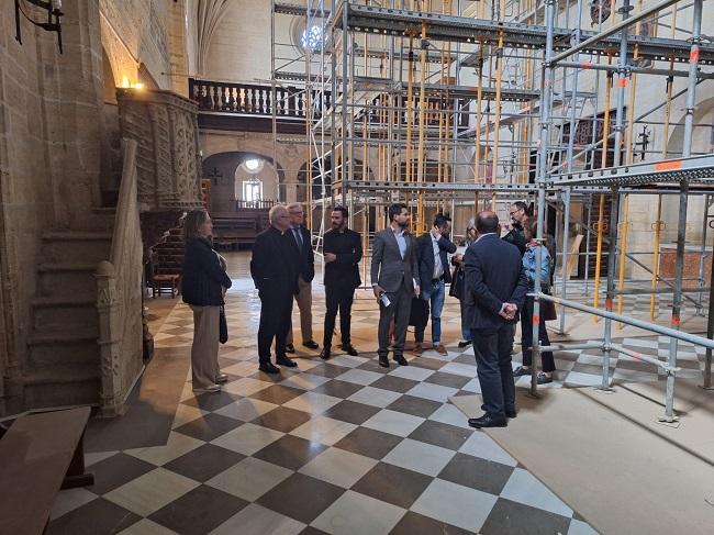 Representantes de Arzobispado de Granada y la Junta de Andalucía visitan la iglesia de la Encarnación de Alhama para evaluar el inmueble y preparar trabajos previos a la intervención. foto: Arzobispado Granada