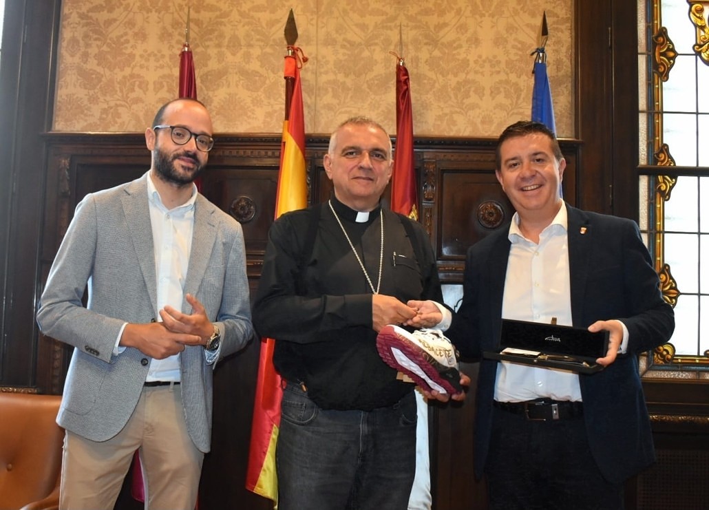 Cabañero recibe al nuevo obispo de Albacete, don Ángel Román Idígoras