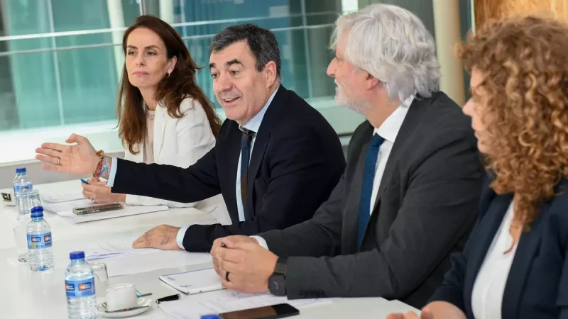 El conselleiro de Educación, Román Rodríguez, rodeado de su equipo en la reunión con los directores de centros. Foto: Xunta de Galicia