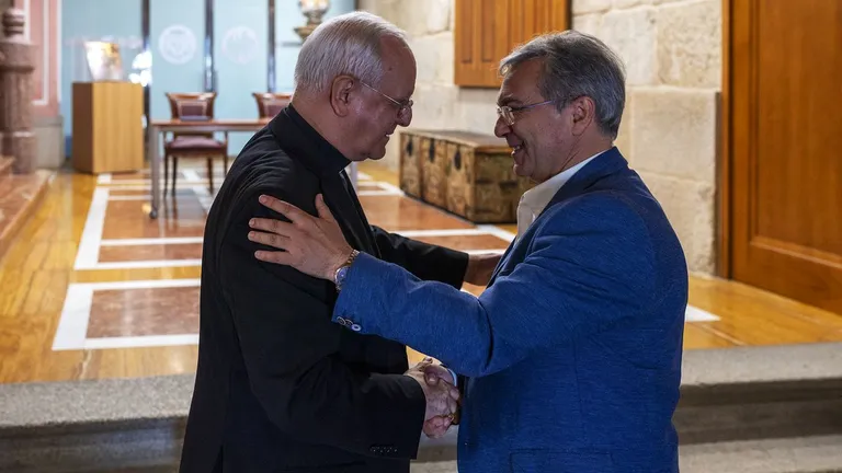 El obispo de Ourense, Leonardo Lemos, con el presidente de la Diputación de Ourense, Luis Menor.