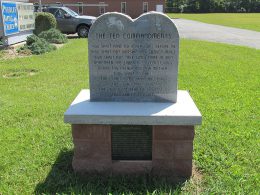 Ten Commandments tablet once located in front of Peebles High School. Los diez mandamientos grabados en piedra frente a un instituto de educación secundaria.