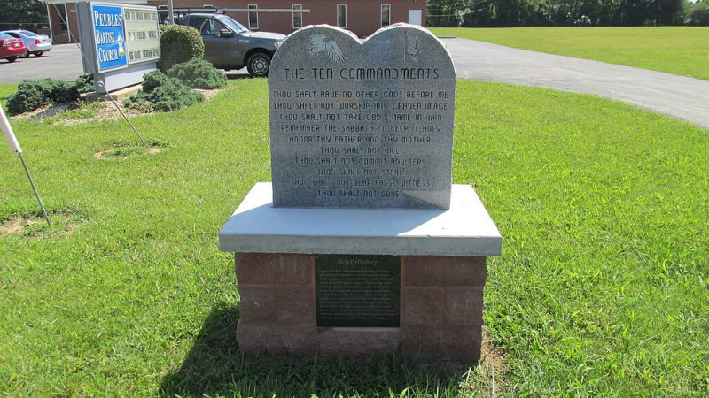 Ten Commandments tablet once located in front of Peebles High School. Los diez mandamientos grabados en piedra frente a un instituto de educación secundaria.