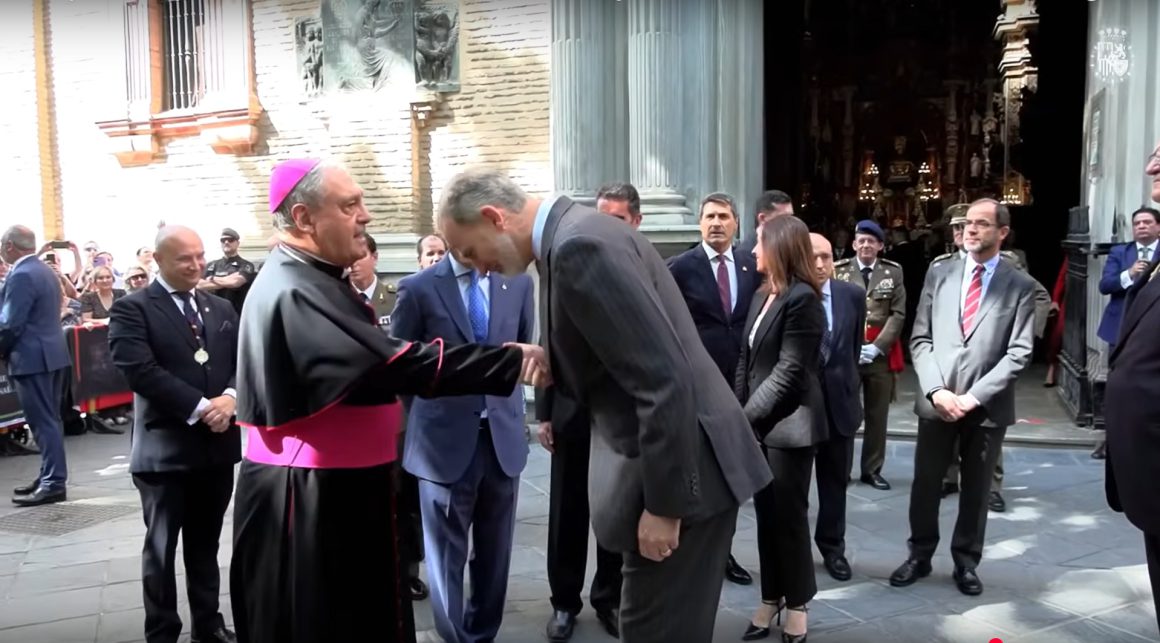 Felipe VI se inclina ante el arzobispo de Granada.