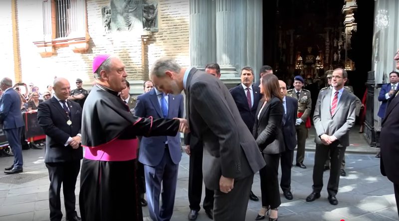 Felipe VI se inclina ante el arzobispo de Granada.