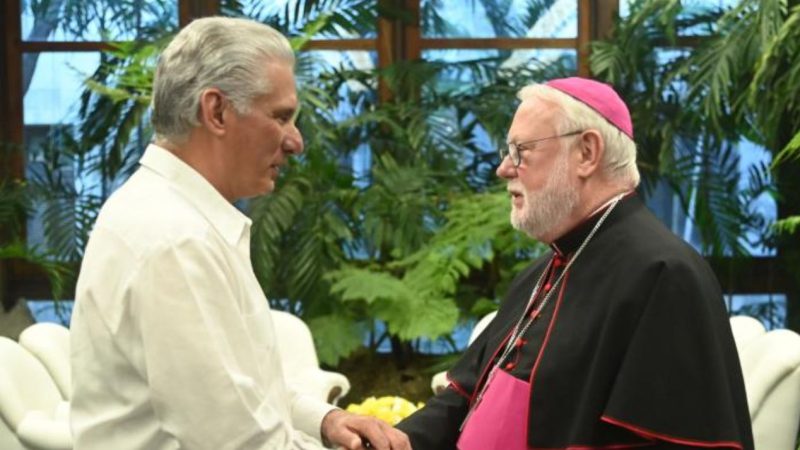 Miguel Díaz-Canel y monseñor Paul Richard Gallagher, canciller del Vaticano. Estudios Revolución Granma