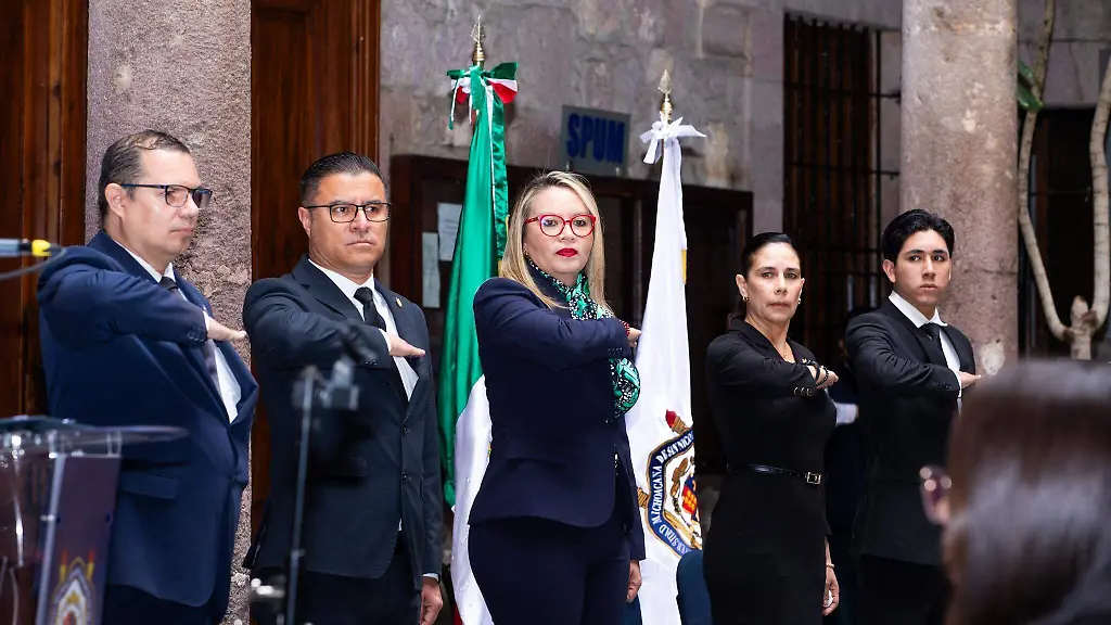 Yarabí Ávila González, rectora de la UMSNH, haciendo honores a la bandera / Foto: Cortesía | UMSNH