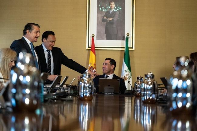 Junta de Andalucía Moreno y el consejero de Universidades, en un Consejo de Gobierno.
