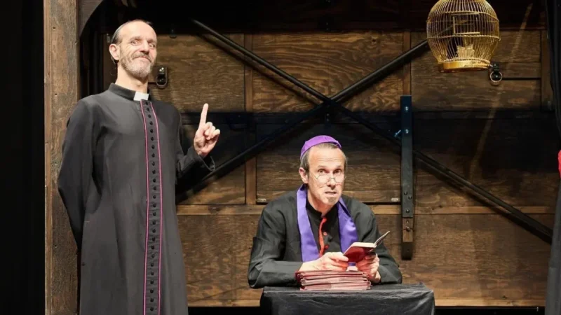 El seminarista Txori García Úriz y el obispo Ion Barbarin, en una de las escenas del espectáculo ‘Inmatriculaciones. Oh my god!’. IÑAKI PORTO