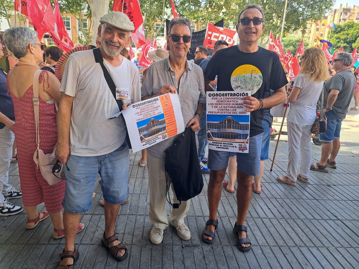 Miembros de Europa Laica de la Región de Murcia en la concentración frente a la Asamblea Regional en Cartagena contra los «presupuestos del odio»