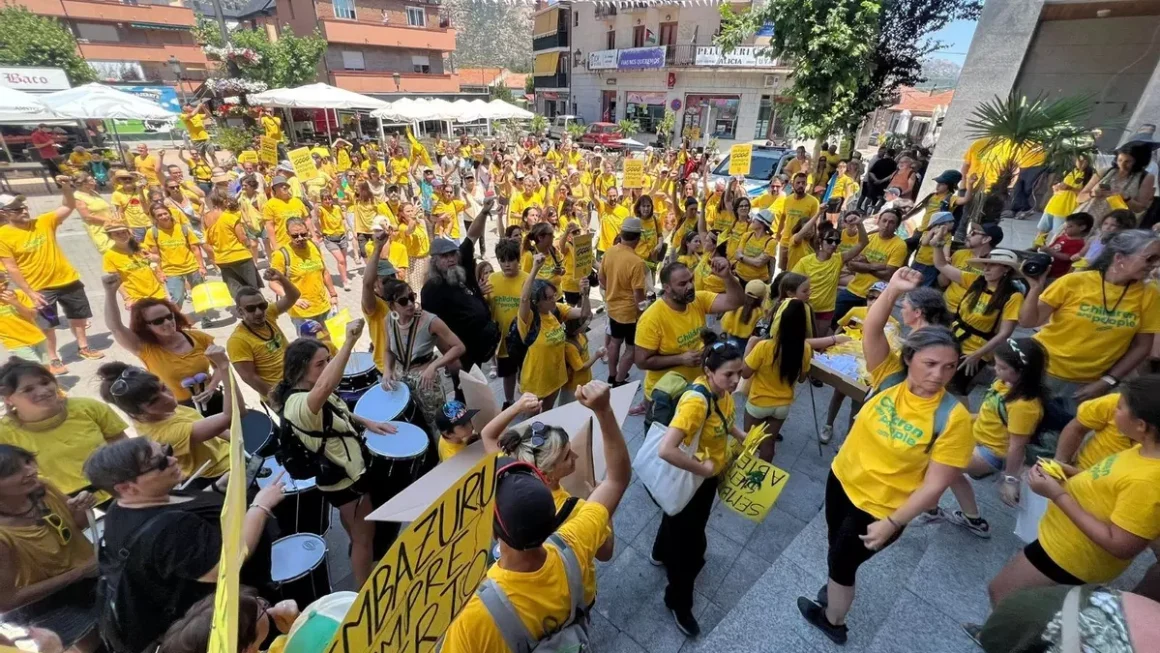 Familias y trabajadores del colegio Senbazuru se manifiestan en las inmediaciones del Ayuntamiento de El Boalo. Cedida.