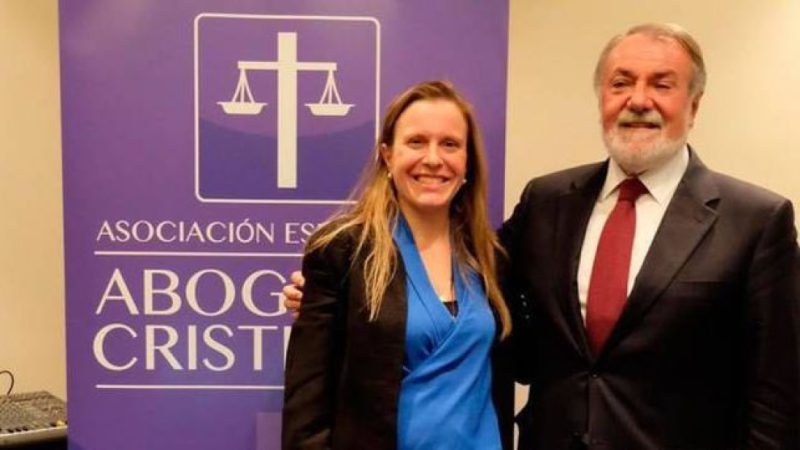 Polonia Castellanos, con el exministro del PP Jaime Mayor Oreja, en un acto de Abogados Cristianos contra el aborto.Abogados Cristianos