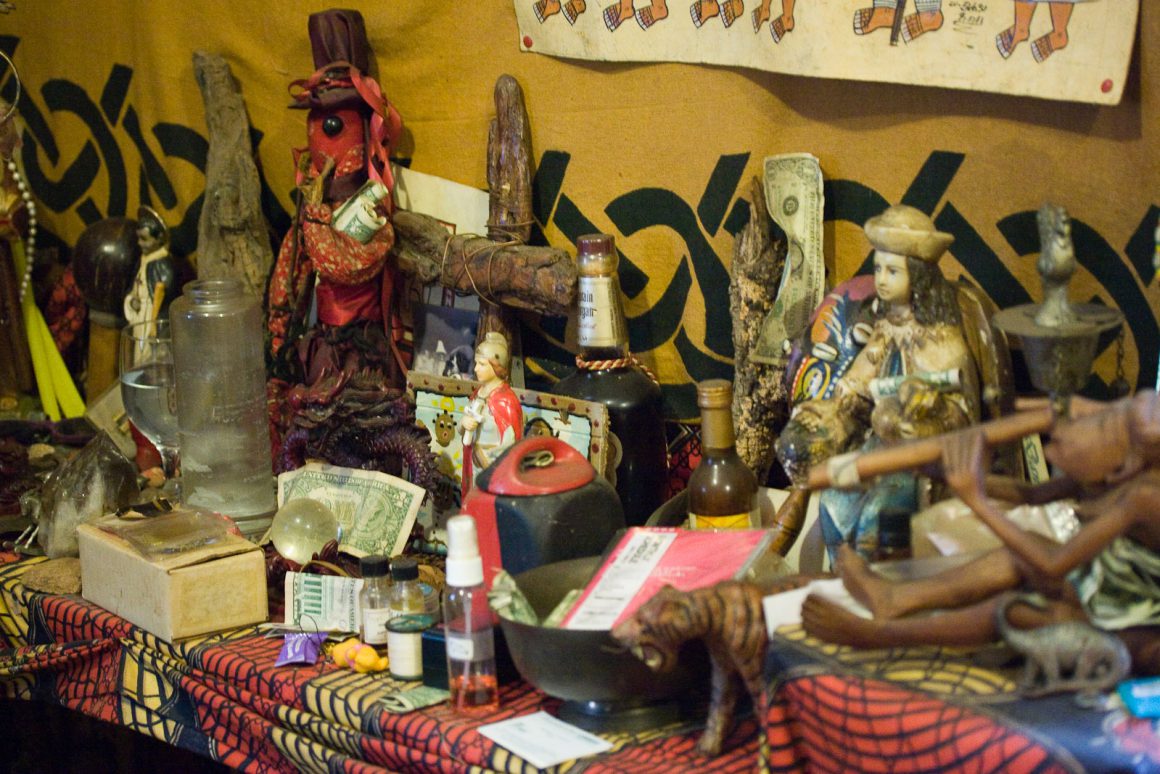 Un altar utilizado en el vudú de Luisiana, en exhibición en el Barrio Francés de Nueva Orleans