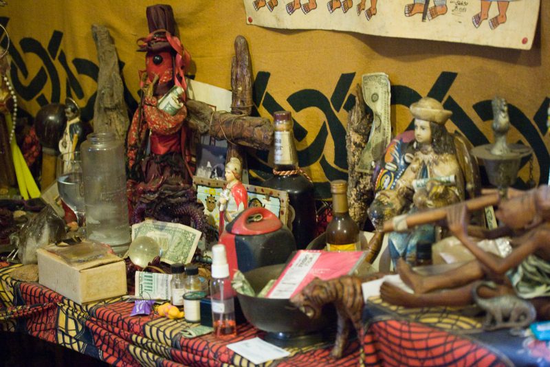 Un altar utilizado en el vudú de Luisiana, en exhibición en el Barrio Francés de Nueva Orleans
