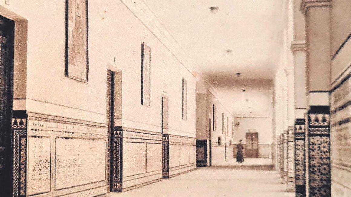 Pasillo de las instalaciones del colegio Jesuitas de Tudela hace décadas, cuando sucedieron los hechos denunciados. Cedida