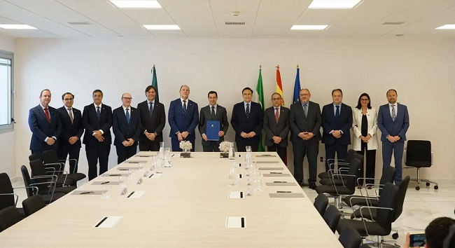 Los rectores de las universidades públicas andaluzas, el pasado abril, en la firma del acuerdo de financiación extraordinaria con el presidente de la Junta. Foto: UGR