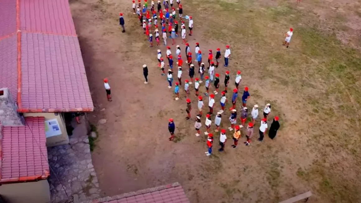Captura de pantalla de un vídeo difundido por Cruz de Borgoña sobre el campamento de hace cuatro años.