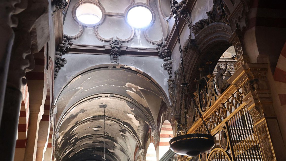 Estado del interior de la Mezquita de Córdoba tras el incendio.
