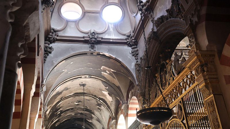 Estado del interior de la Mezquita de Córdoba tras el incendio.