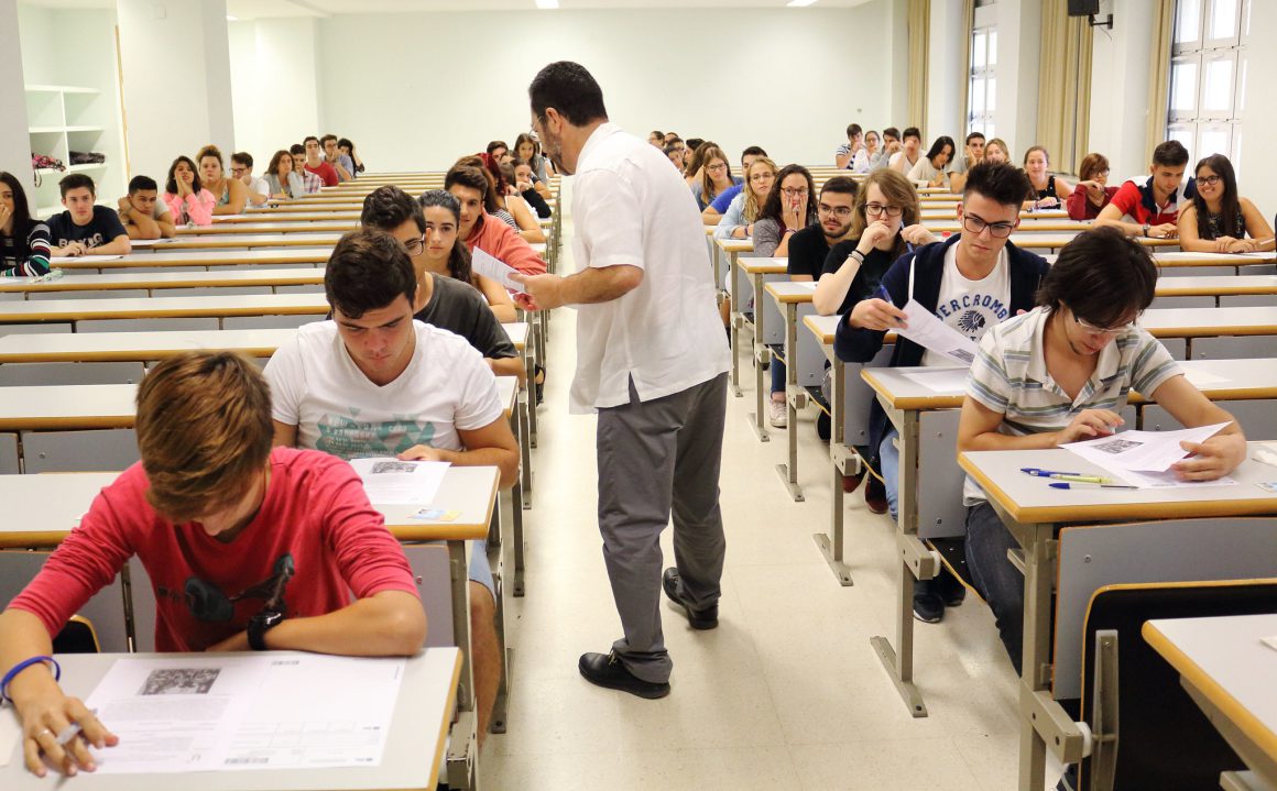 Selectividad - Sept. 2016 329 estudiantes de Bachillerato y de Ciclos Formativos de Grado Superior de Sevilla y provincia se examinan en la convocatoria de septiembre de la PAU en la Olavide.