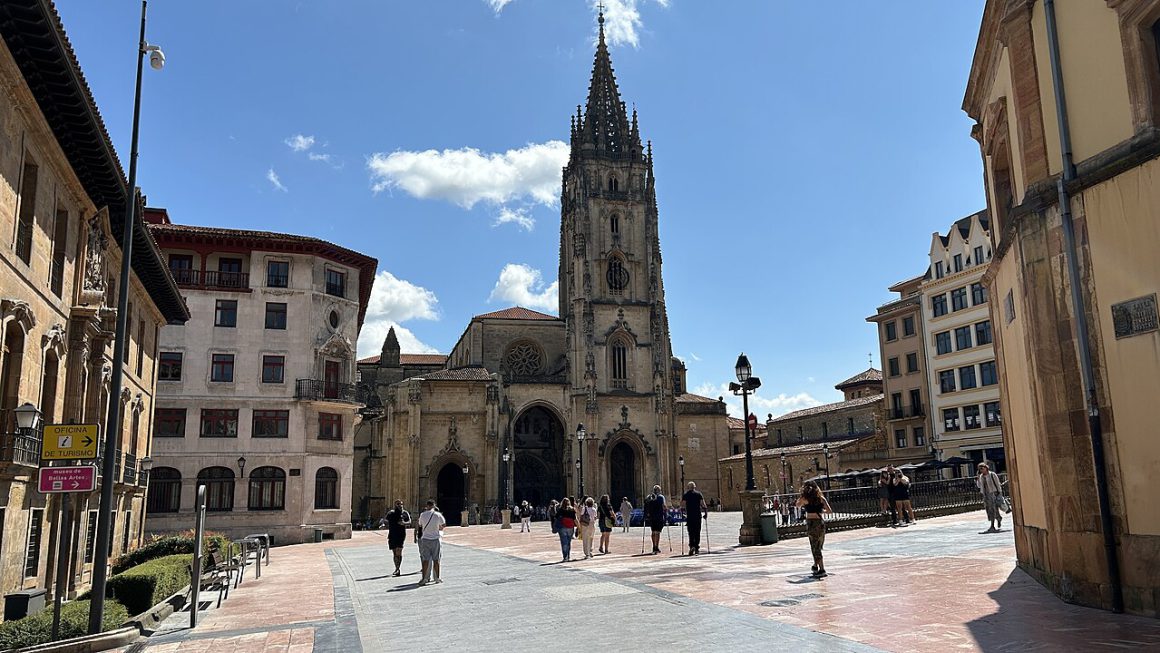 Vistas de la Catedral de Oviedo y de la Plaza Alfonso II desde la Plaza Porlier
