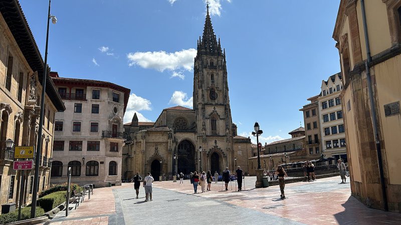 Vistas de la Catedral de Oviedo y de la Plaza Alfonso II desde la Plaza Porlier