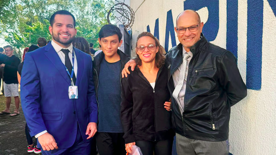 El doctor Daniel acompañó a Israel y a su familia al lugar donde se realizaba la prueba la mañana del examen. Foto: Divulgación