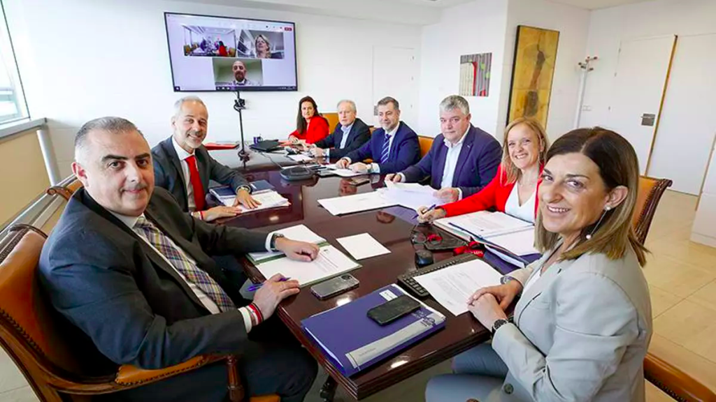 Buruaga preside una reunión del Consejo de Gobierno de Cantabria.